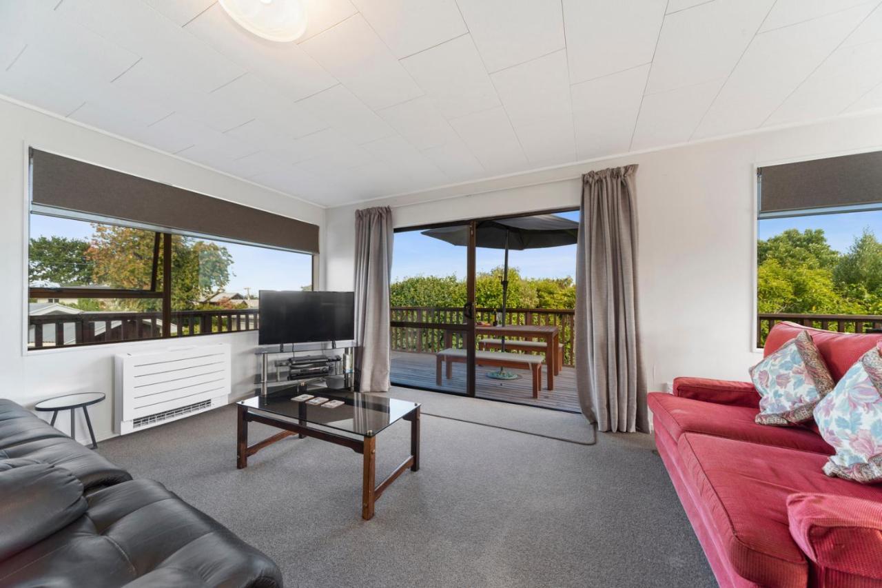 Rainbow Lake House - Lake Taupo Holiday Home 외부 사진