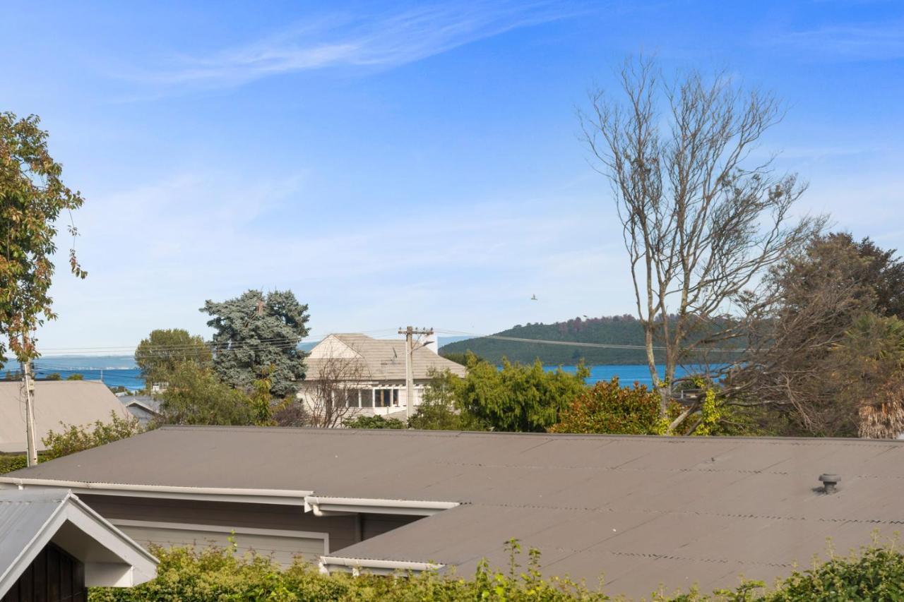 Rainbow Lake House - Lake Taupo Holiday Home 외부 사진