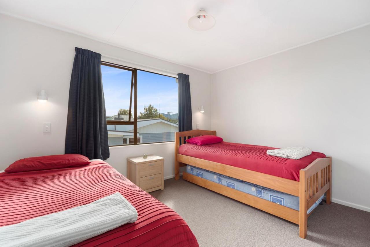Rainbow Lake House - Lake Taupo Holiday Home 외부 사진