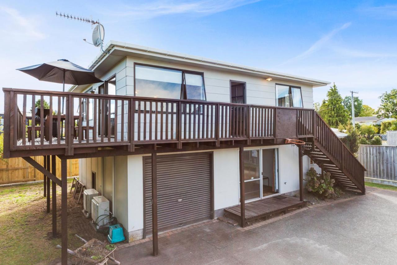 Rainbow Lake House - Lake Taupo Holiday Home 외부 사진